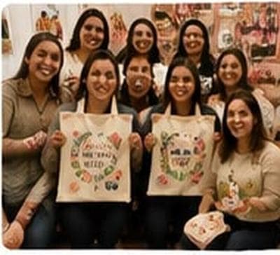 Grupo con sus tote bags